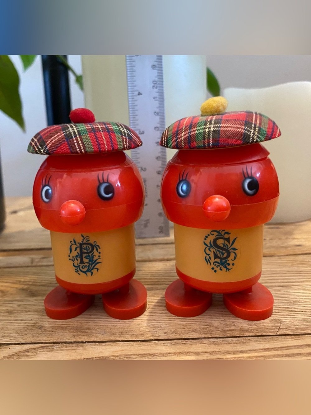 Vintage Plastic Scottish Tartan Plaid Hat Salt & Pepper Shakers Hong Kong Kitsch